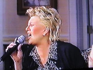 Bonnie singing on The Roseane Show, 2000 (2)